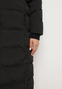 Born2be - Czarna Długa Kurtka z Kapturem Ściągaczami i Dołem Zapinanym na Napy Sialinnor. Okazja: na co dzień. Typ kołnierza: kaptur. Kolor: czarny. Materiał: jeans. Długość: długie. Styl: elegancki, casual #7