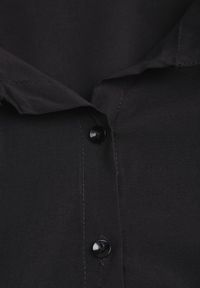 Renee - Czarna Gładka Koszula Zapinana na Guziki Hejora. Okazja: na co dzień, na randkę. Kolor: czarny. Materiał: wiskoza, jeans, satyna. Wzór: gładki. Styl: casual #4