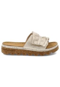 Klapki damskie Rieker, na platformie z eko skóry z wygodnymi wkładkami i ozdobnymi falbanami, beżowe, V8763-60. Kolor: beżowy. Materiał: skóra. Wzór: aplikacja. Sezon: lato. Obcas: na platformie. Styl: elegancki #4