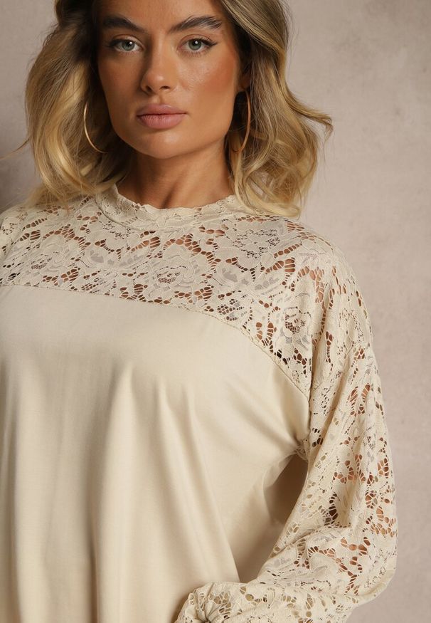 Renee - Beżowa Bluzka z Wiskozą z Koronką Eviriva. Okazja: na co dzień. Kolor: beżowy. Materiał: koronka, wiskoza. Długość rękawa: długi rękaw. Długość: długie. Wzór: koronka. Styl: casual