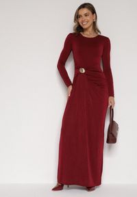 Born2be - Bordowa Taliowana Sukienka o Eleganckim Kroju z Marszczeniem i Aplikacją Sewedina. Okazja: na imprezę. Kolor: czerwony. Materiał: futro. Długość rękawa: długi rękaw. Wzór: aplikacja. Typ sukienki: dopasowane. Styl: elegancki #1