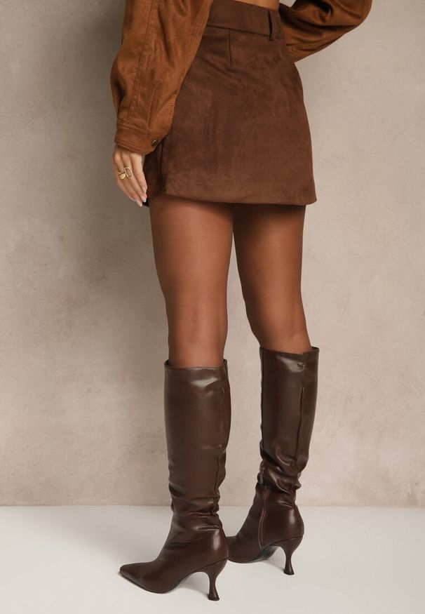 Renee - Brązowa Spódnica VICES Mini Stylizowana na Zamszową Tivite. Okazja: na co dzień. Kolor: brązowy. Materiał: zamsz. Styl: casual, elegancki