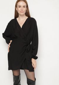 Born2be - Czarna Wiskozowa Sukienka Kopertowa z Wiązaniem i Bufiastymi Rękawami Onevia. Okazja: na co dzień. Kolor: czarny. Materiał: wiskoza. Typ sukienki: kopertowe. Styl: casual, klasyczny #3