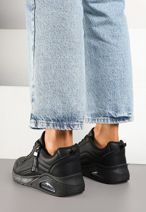 Renee - Czarne Sneakersy z Tłoczoną Cholewką i Napisami Tosilea. Okazja: na co dzień, na spacer. Kolor: czarny. Szerokość cholewki: normalna. Wzór: napisy. Sport: turystyka piesza