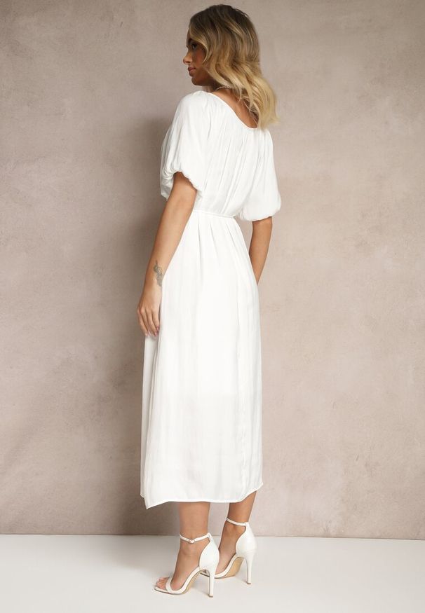 Renee - Biała Taliowana Sukienka Pudełkowa ze Sznurkiem w Pasie z Dekoltem w Łódkę Sonadoreta. Okazja: na co dzień. Typ kołnierza: dekolt w łódkę. Kolor: biały. Materiał: materiał. Typ sukienki: dopasowane. Styl: casual, elegancki