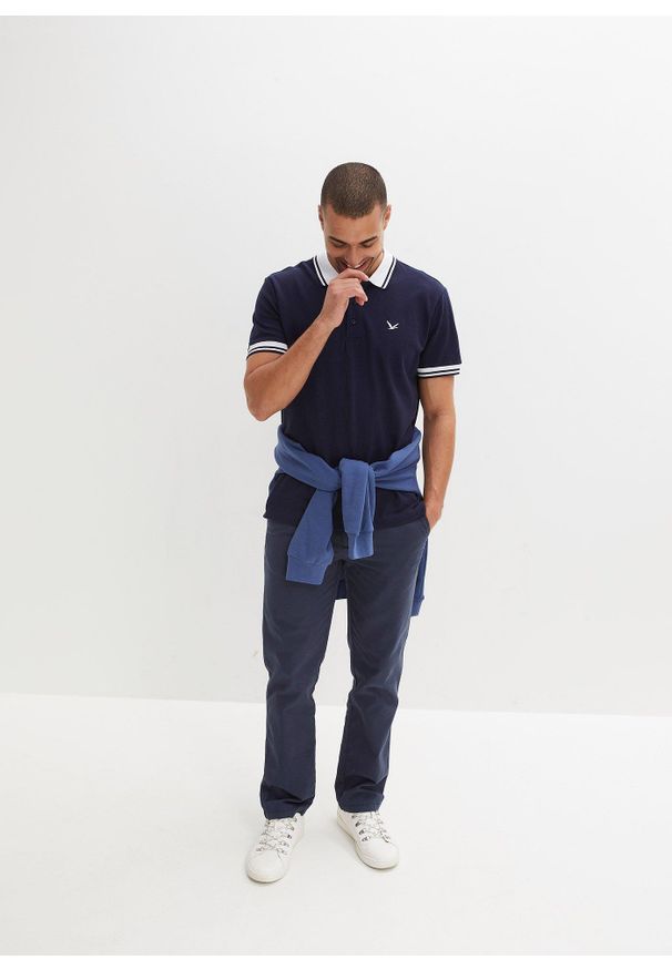 bonprix - Shirt polo pique z czystej bawełny organicznej. Typ kołnierza: polo. Kolor: niebieski. Materiał: bawełna, dzianina. Długość rękawa: krótki rękaw. Długość: krótkie. Wzór: haft