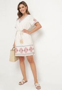 Born2be - Czerwona Sukienka Bawełniana o Pudełkowym Fasonie Ozdobiona Haftami Tirkio. Okazja: na co dzień. Typ kołnierza: dekolt w kształcie V. Kolor: czerwony. Materiał: bawełna. Wzór: aplikacja, haft. Styl: casual, elegancki #4