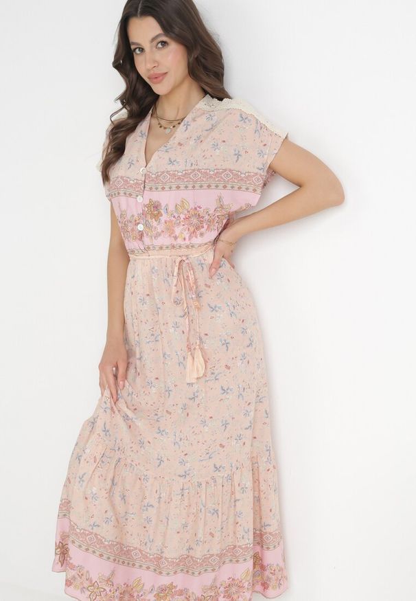 Born2be - Jasnoróżowa Bawełniana Sukienka Maxi z Gumką w Talii i Cienkim Paskiem z Chwostami Kenadi. Kolor: różowy. Materiał: bawełna. Długość rękawa: krótki rękaw. Sezon: wiosna, lato. Typ sukienki: rozkloszowane. Długość: maxi
