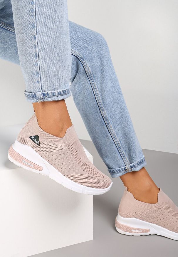 Renee - Beżowe Buty Sportowe Amathane. Wysokość cholewki: przed kostkę. Zapięcie: bez zapięcia. Kolor: beżowy. Materiał: materiał. Szerokość cholewki: normalna. Wzór: aplikacja. Obcas: na koturnie