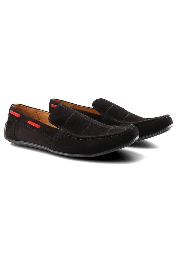 Czarne Mokasyny Karino Męskie Stylowe Obuwie. Okazja: na imprezę, na co dzień, do pracy. Zapięcie: bez zapięcia. Kolor: czarny. Materiał: jeans, zamsz, skóra. Szerokość cholewki: normalna. Styl: elegancki