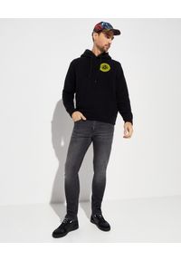Versace Jeans Couture - VERSACE JEANS COUTURE - Czarna bluza z emblematem. Kolor: czarny. Długość rękawa: długi rękaw. Długość: długie. Styl: klasyczny