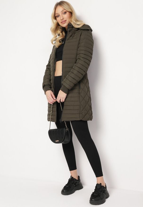 Born2be - Ciemnozielona Kurtka do Kolan Pikowana Zillo. Okazja: na co dzień. Kolor: zielony. Materiał: jeans, tkanina. Długość: do kolan. Styl: elegancki, casual