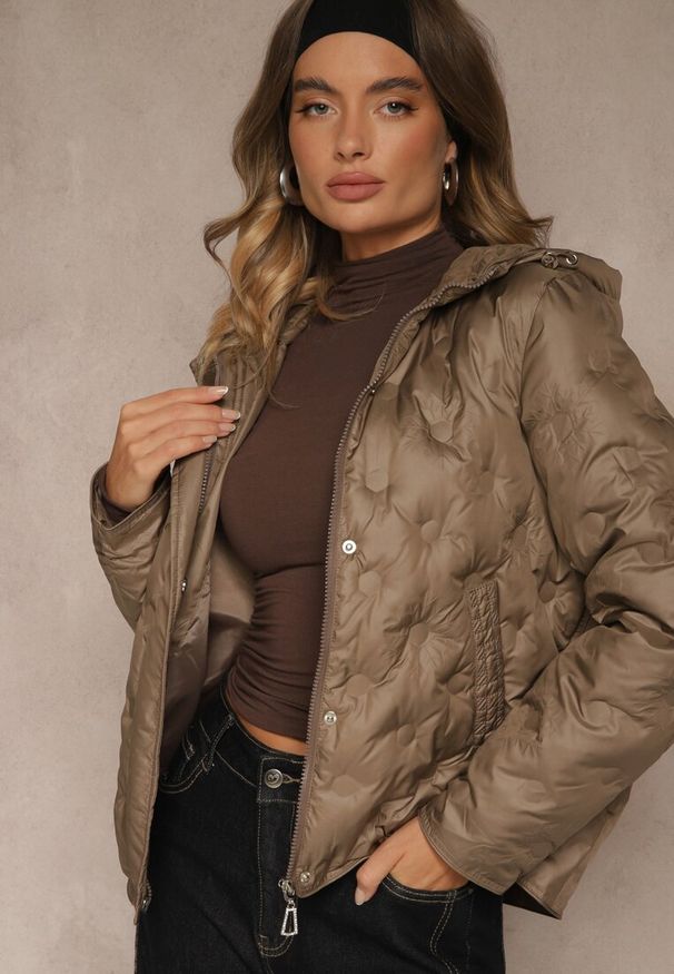 Renee - Brązowa Kurtka z Kapturem Ozdobiona Delikatnym Pikowaniem Aravitta. Okazja: do pracy, na uczelnię. Typ kołnierza: kaptur. Kolor: brązowy. Materiał: jeans. Długość rękawa: długi rękaw. Długość: długie. Wzór: aplikacja