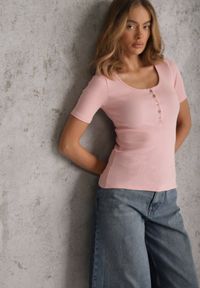 Renee - Ciemnoróżowy Bawełniany T-shirt Prążkowany z Guzikami Florvivi. Okazja: na co dzień. Kolor: różowy. Materiał: prążkowany, bawełna. Styl: casual, sportowy #5