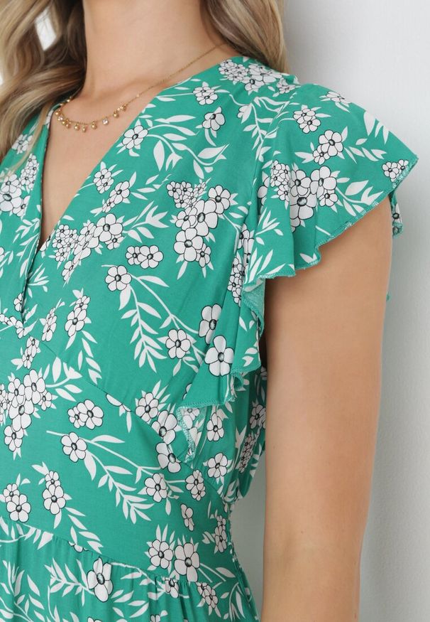 Born2be - Zielona Sukienka Rozkloszowana z Falbankami Pillia. Typ kołnierza: kołnierz z falbankami. Kolor: zielony. Typ sukienki: kopertowe. Długość: mini