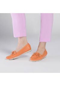 Wittchen - Damskie mokasyny skórzane pastelowe. Kolor: pomarańczowy. Materiał: skóra. Szerokość cholewki: normalna. Wzór: aplikacja. Sezon: wiosna. Obcas: na obcasie. Wysokość obcasa: średni #3