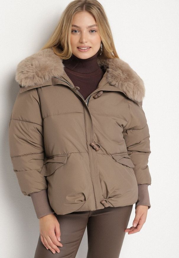 Born2be - Brązowa Puchowa Kurtka Pikowana z Futrzanym Kołnierzem Lanivela. Okazja: na spotkanie biznesowe, do pracy, na co dzień. Kolekcja: plus size. Kolor: brązowy. Materiał: puch, futro. Styl: biznesowy, casual