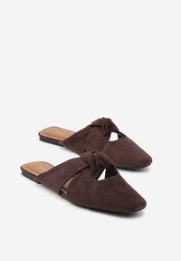 Born2be - Ciemnobrązowe Klapki Mule Vices Zdobione Supłem Lavisse. Okazja: na co dzień, na spotkanie biznesowe, do pracy. Kolor: brązowy. Materiał: jeans. Wzór: aplikacja. Obcas: na płaskiej podeszwie. Styl: biznesowy, klasyczny, elegancki, casual