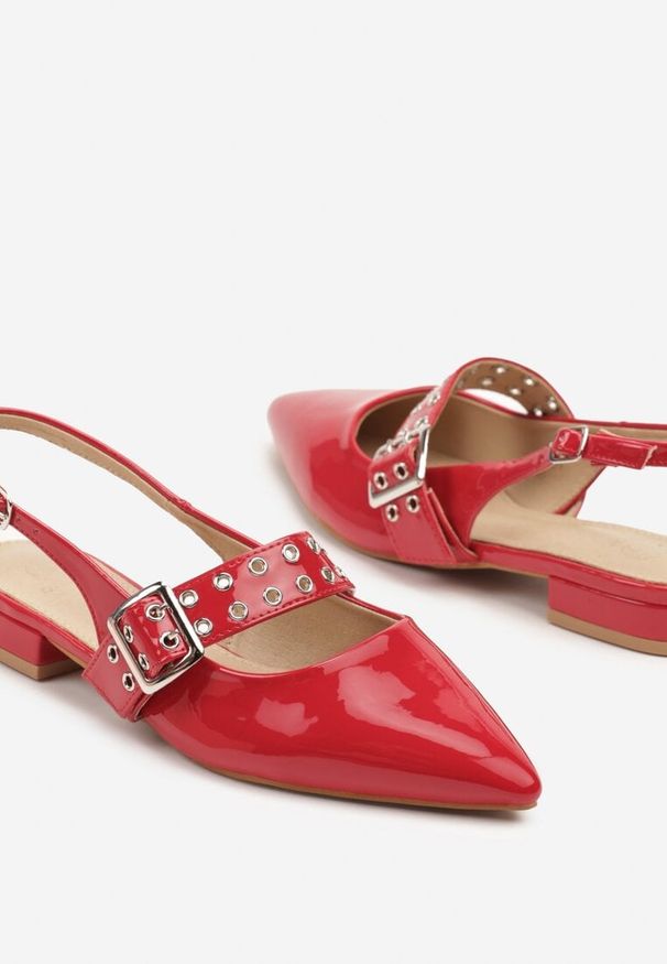 Born2be - Czerwone Sandały z Odkrytą Piętą i Noskiem w Szpic Zdobione Paskiem z Klamrą Pollione. Okazja: na co dzień. Zapięcie: klamry. Kolor: czerwony. Wzór: aplikacja. Styl: klasyczny, casual, elegancki