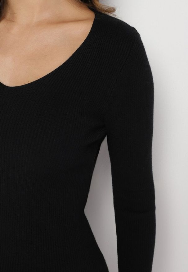 Born2be - Czarny Sweter Prążkowany z Trójkątnym Dekoltem Vorila. Okazja: na co dzień. Kolor: czarny. Materiał: prążkowany. Styl: elegancki, casual