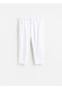 Reserved - Jeansy Jogger fit - biały. Kolor: biały #1