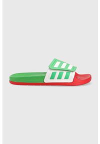 Adidas - adidas klapki kolor zielony. Kolor: zielony. Wzór: paski. Obcas: na obcasie. Wysokość obcasa: niski #1