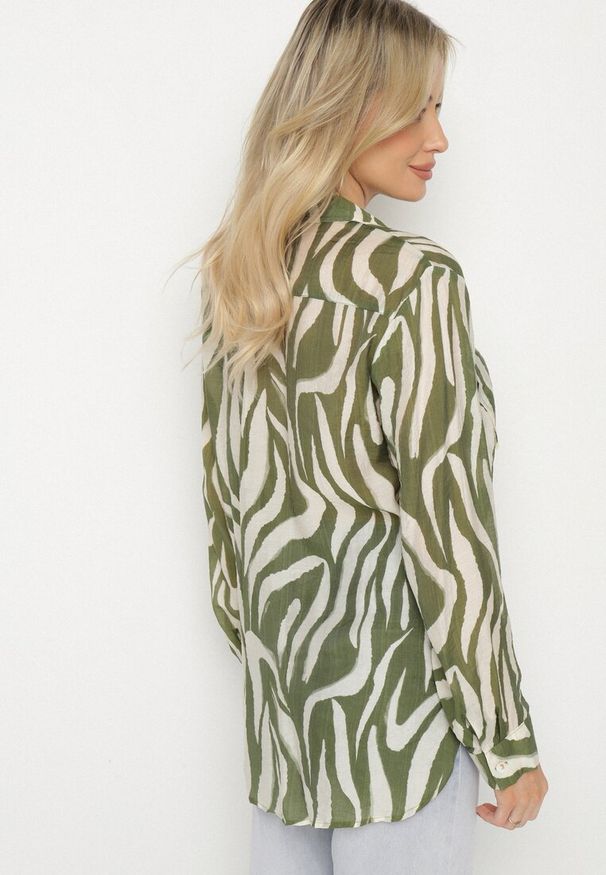Born2be - Zielona Klasyczna Koszula w Zebrę z Przezroczystej Tkaniny z Wiskozy Bovianne. Okazja: na co dzień. Kolor: zielony. Materiał: wiskoza, tkanina. Wzór: motyw zwierzęcy. Styl: klasyczny
