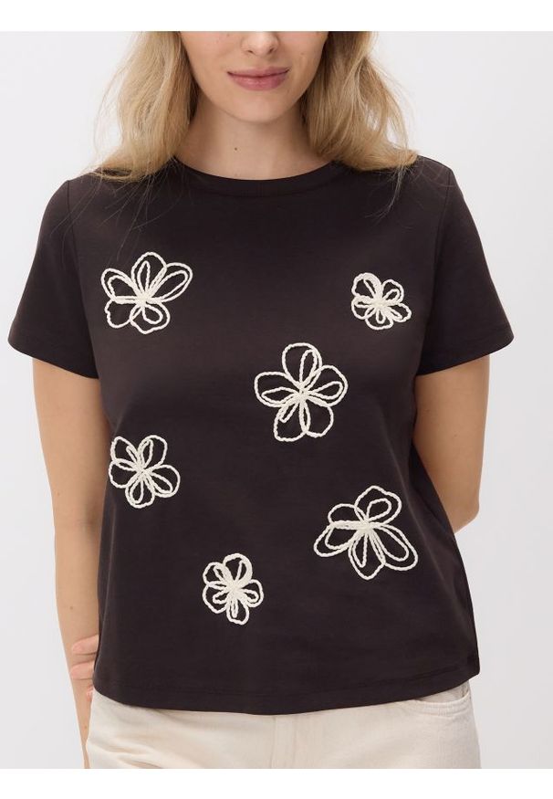 Reserved - T-shirt z kwiatową aplikacją - ciemnobrązowy. Kolor: brązowy. Materiał: dzianina, bawełna. Wzór: aplikacja, kwiaty