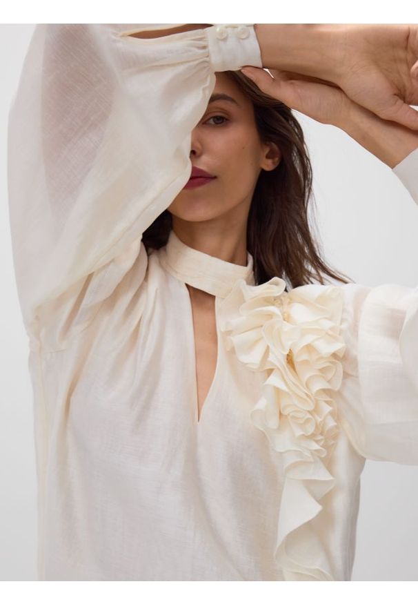 Reserved - Bluzka z aplikacją 3D - złamana biel. Materiał: tkanina. Wzór: aplikacja