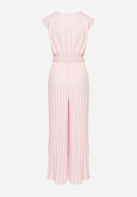 Born2be - Różowy Kombinezon o Kopertowym Kroju z Plisami i Paskiem w Talii Salivania. Okazja: na co dzień. Kolor: różowy. Styl: elegancki, casual #5