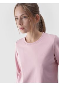 4f - 4F Bluza dresowa nierozpinana bez kaptura damska - różowa S. Okazja: na co dzień. Typ kołnierza: bez kaptura. Kolor: różowy. Materiał: dresówka. Wzór: gładki, ze splotem. Styl: klasyczny, sportowy, casual