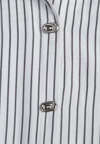 Renee - Biała Koszula z Bawełną w Prążki ze Zdobionymi Guzikami Mirasea. Kolor: biały. Materiał: bawełna. Wzór: prążki, aplikacja. Styl: elegancki #4