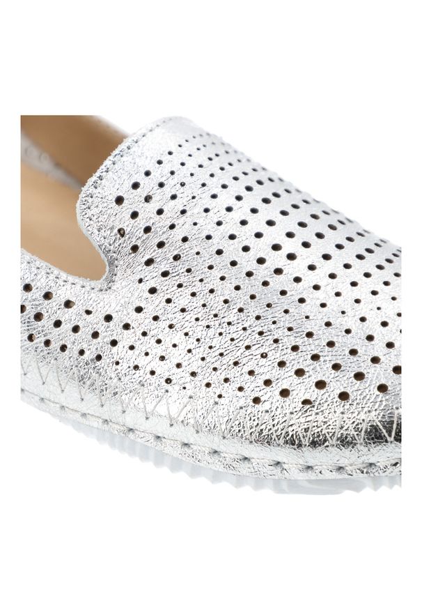 Srebrne Półbuty Artiker Wsuwane Obuwie Damskie. Okazja: na spacer, na co dzień. Zapięcie: bez zapięcia. Kolor: srebrny. Materiał: skóra. Szerokość cholewki: normalna. Sezon: lato. Styl: casual, elegancki