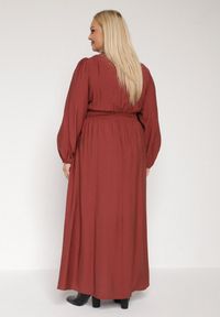 Born2be - Bordowa Rozkloszowana Sukienka z Marszczeniem i Gumką w Pasie Fedorna. Okazja: na co dzień. Kolekcja: plus size. Kolor: czerwony. Typ sukienki: dla puszystych. Styl: casual, elegancki #5