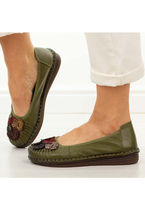 POTOCKI - Zielone skórzane półbuty damskie Potocki 15309. Okazja: na co dzień. Nosek buta: okrągły. Kolor: zielony. Materiał: skóra. Szerokość cholewki: normalna. Wzór: kolorowy, aplikacja. Sezon: wiosna, lato, jesień. Styl: casual, klasyczny, elegancki