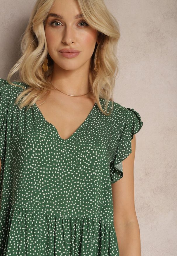 Renee - Ciemnozielona Rozkloszowana Sukienka z Bawełny w Kropki z Trójkątnym Dekoltem Riessa. Okazja: na co dzień, na spacer. Kolor: zielony. Materiał: bawełna. Wzór: kropki. Sezon: lato. Typ sukienki: proste. Styl: casual, klasyczny