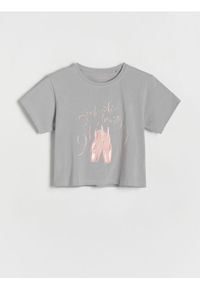 Reserved - Bawełniany t-shirt z nadrukiem - jasnoszary. Kolor: szary. Materiał: bawełna. Wzór: nadruk