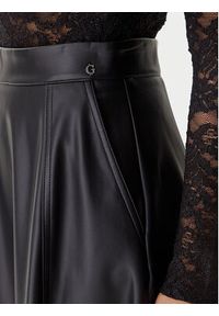 Guess Spódnica z imitacji skóry W5BD71 K8S30 Czarny Regular Fit. Kolor: czarny. Materiał: skóra