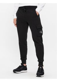 Calvin Klein Jeans Spodnie dresowe Badge J30J324683 Czarny Regular Fit. Kolor: czarny. Materiał: bawełna