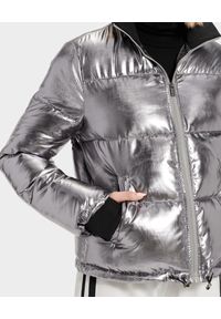 Ugg - UGG - Srebrna kurtka puchowa Izzie. Kolor: srebrny. Materiał: puch #2
