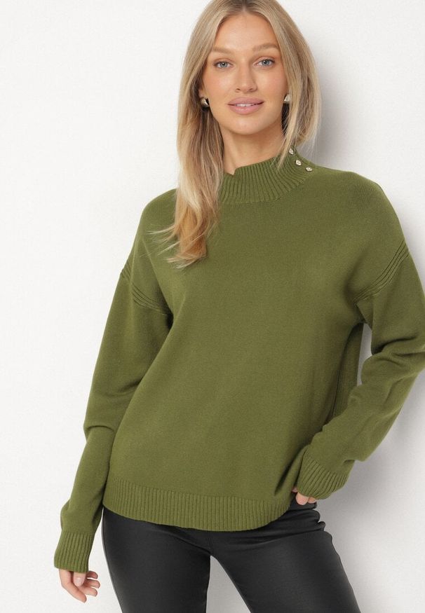 Born2be - Zielony Golf z Metalicznymi Guzikami Aderlia. Okazja: na co dzień, do pracy, na spotkanie biznesowe. Typ kołnierza: golf. Kolor: zielony. Materiał: jeans. Styl: biznesowy, klasyczny, casual, elegancki