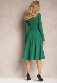 Renee - Zielona Rozkloszowana Sukienka Midi z Guzikami i Głębokim Dekoltem Salaria. Kolor: zielony. Długość: midi