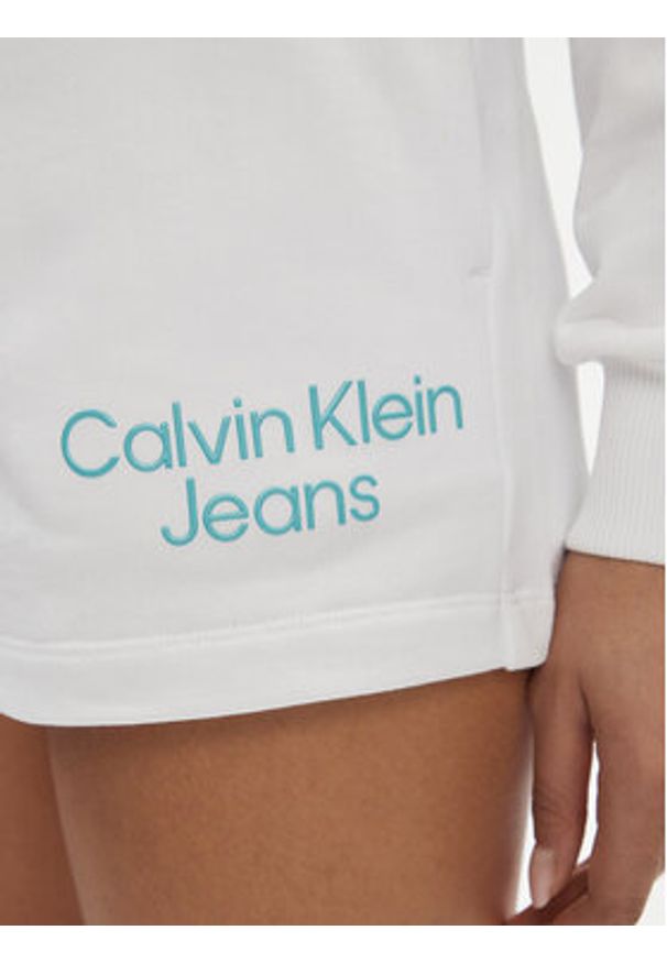 Calvin Klein Jeans Szorty sportowe Stacked Institutional J20J223136 Biały Relaxed Fit. Kolor: biały. Materiał: bawełna