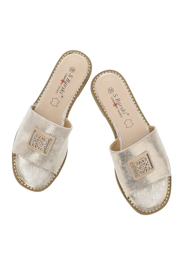 S.Barski - Klapki damskie S. Barski, na płaskim obcasie z eko skóry z ozdobą eleganckie, złote, KV51-089. Okazja: na co dzień. Kolor: złoty. Materiał: skóra. Wzór: aplikacja. Sezon: lato. Obcas: na obcasie. Styl: elegancki. Wysokość obcasa: niski