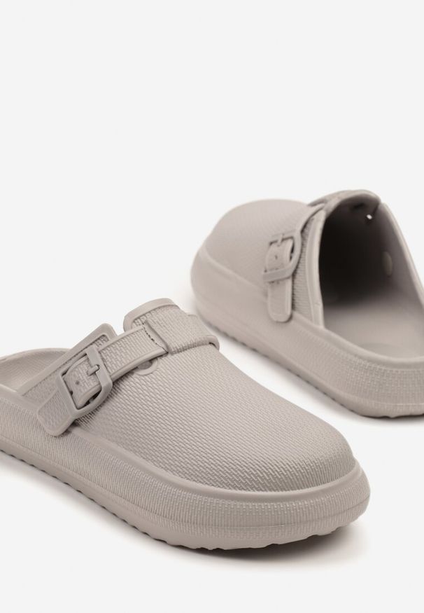 Born2be - Szare Klapki Piankowe z Klamerką Gleo. Okazja: na co dzień. Kolor: szary. Sezon: lato. Styl: elegancki, casual