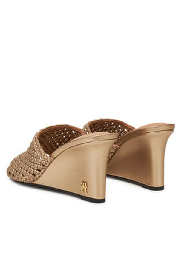 TOMMY HILFIGER - Tommy Hilfiger Klapki Crochet Metallic Lthr Wedge Mule FW0FW08812 Złoty. Kolor: złoty. Materiał: skóra