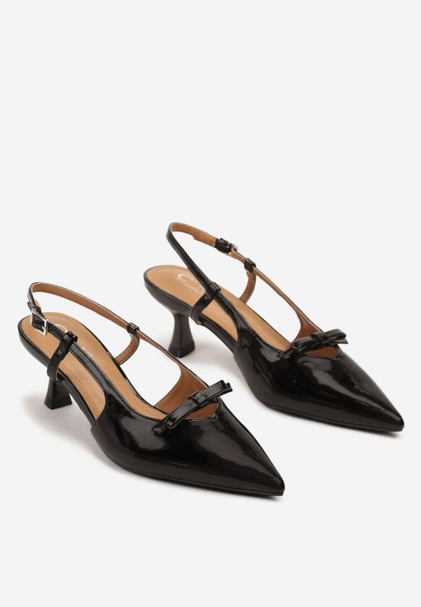 Renee - Czarne Sandały Lakierowane na Kaczuszce Typu Slingback z Kokardą Nonarilin. Okazja: na co dzień. Zapięcie: sprzączka. Kolor: czarny. Materiał: lakier. Sezon: lato. Obcas: na szpilce. Styl: wizytowy, elegancki, casual. Wysokość obcasa: średni