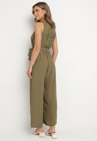 Born2be - Zielony Kopertowy Kombinezon z Ażurowym Tyłem i Szerokimi Nogawkami Marilna. Okazja: na co dzień. Kolor: zielony. Długość rękawa: na ramiączkach. Wzór: ażurowy. Styl: casual #6