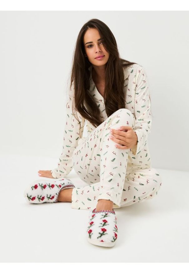 Sinsay - Ocieplane kapcie z kożuszkiem - kremowy. Kolor: kremowy