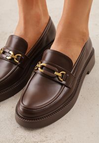 Born2be - Brązowe Klasyczne Mokasyny VICES z Elegancką Aplikacją i Skórzaną Wkładką Anatope. Okazja: na co dzień, na spotkanie biznesowe, do pracy. Kolor: brązowy. Materiał: skóra. Wzór: aplikacja. Styl: elegancki, klasyczny #5